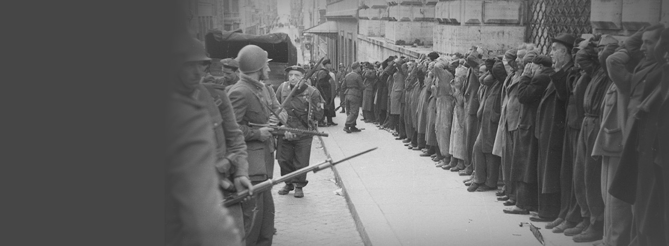 Roma, marzo 1944. Retata di fronte a Palazzo Barberini, effettuata da truppe tedesche e fasciste dopo l'attentato partigiano in Via Rasella contro una compagnia di polizia altoatesina (aggregata alle SS) in addestramento, il 23 marzo 1944. Gli arrestati in questa retata furono portati al Viminale, detenuti e malmenati, e una parte di essi sarebbe stata uccisa per rappresaglia alle Fosse Ardeatine.